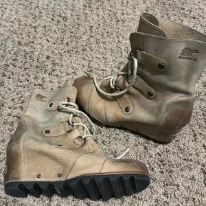 Sorel wedge tan lace boot